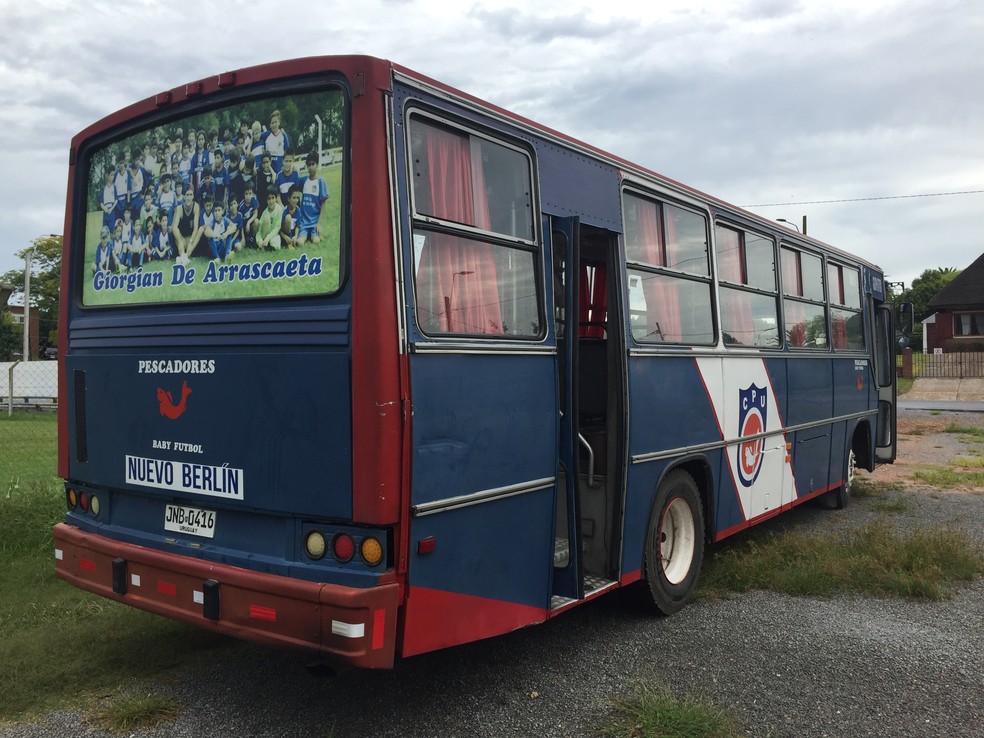 Com dinheiro de venda de Arrascaeta do Defensor para o Cruzeiro, o Club Pescadores Unidos comprou Ã´nibus para transportar seus jogadores â€” Foto: Gustavo Rotstein