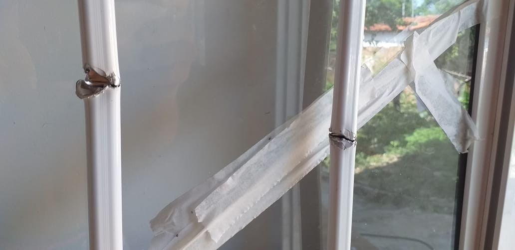 Violência do pai com o facão quebrou as barras de alumínio da porta de Anderson Lima (Foto: Arquivo pessoal)