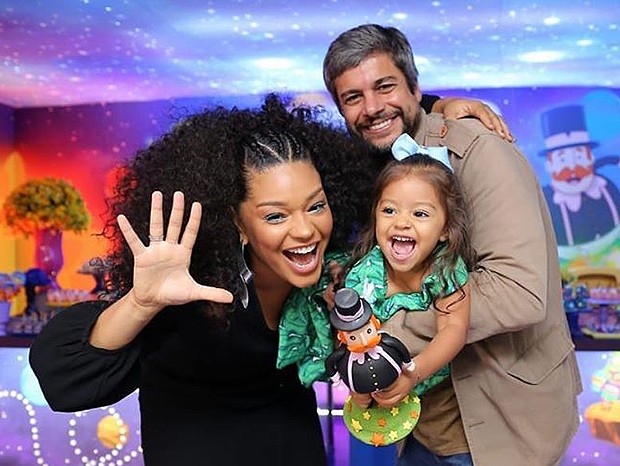Juliana Alves e Ernani Nunes com a filha Yolanda (Foto: Reprodução/ Instagram)