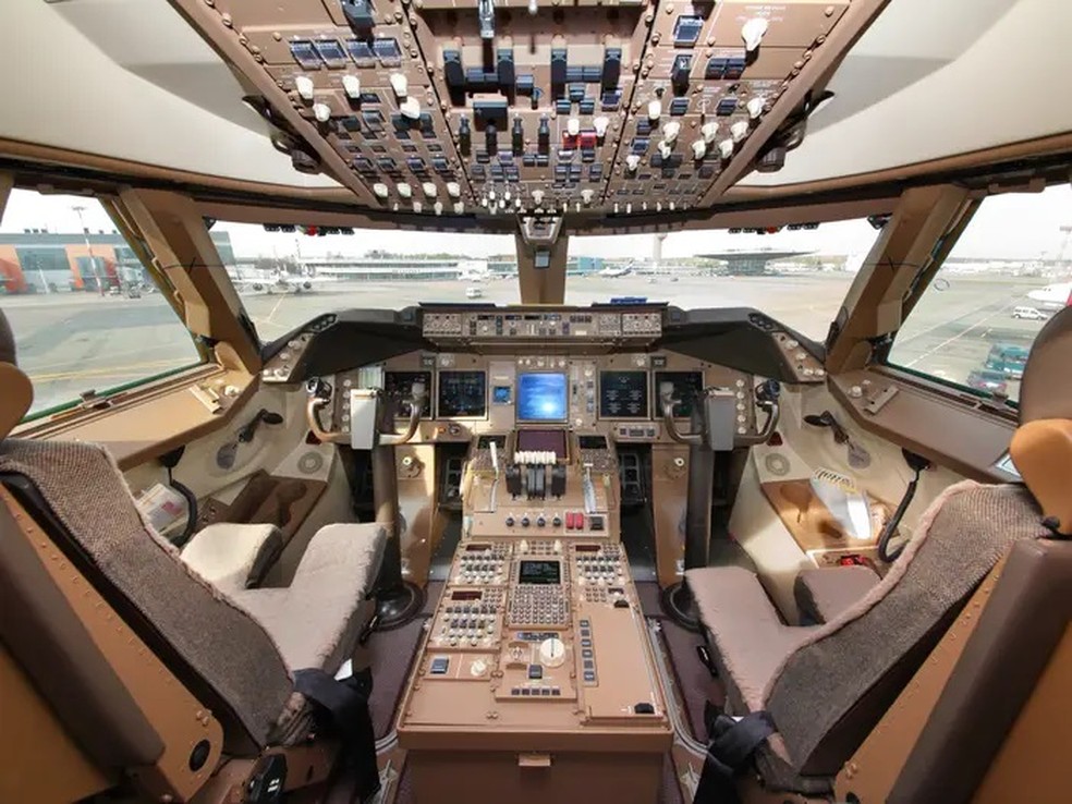 Cabine de pilotos do maior jato particular em atividade — Foto: Divulgação/Cabinet Alberto Pinto