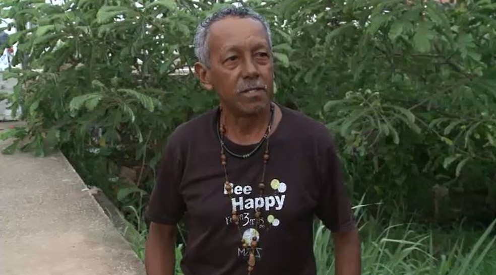 Morador diz que não consegue comer em casa devido ao mau cheiro do esgoto a céu aberto (Foto: Reprodução/Rede Amazônica Acre)