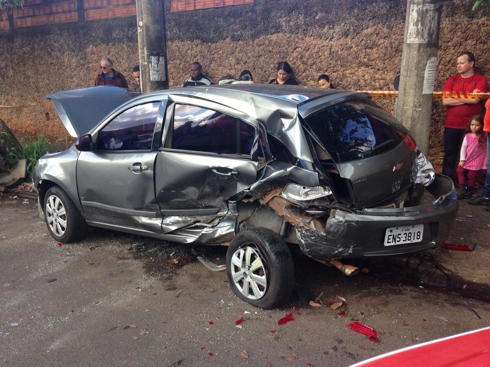 Um dos veículos ficou bastante danificado com a batida — Foto: Paulo Paes/Arquivo pessoal