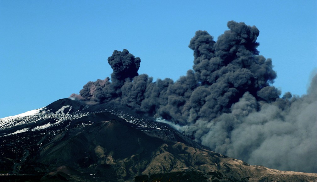 VulcÃ£o Etna em atividade na regiÃ£o da SicÃ­lia, nesta segunda-feira (24). â Foto: Giovanni Isolino/AFP
