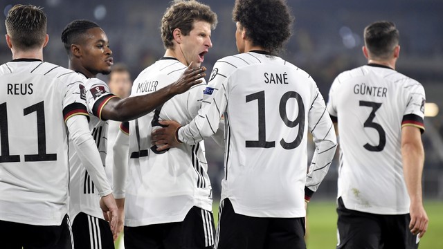 Sané e Müller comemoram gol da Alemanha sobre Liechtenstein