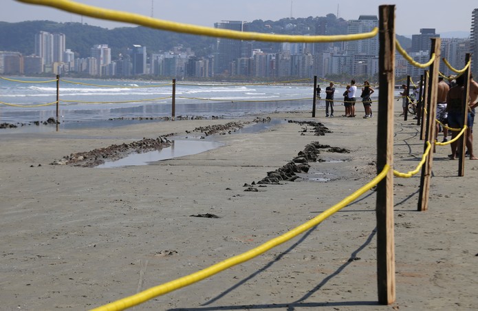 Destroços de navio encontrado são cercados em praia de Santos, SP
