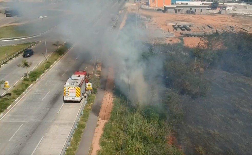 Fuma&ccedil;a chegou a invadir a rodovia no trecho que &eacute; de movimento intenso &mdash; Foto: Reprodu&ccedil;&atilde;o/ TV TEM