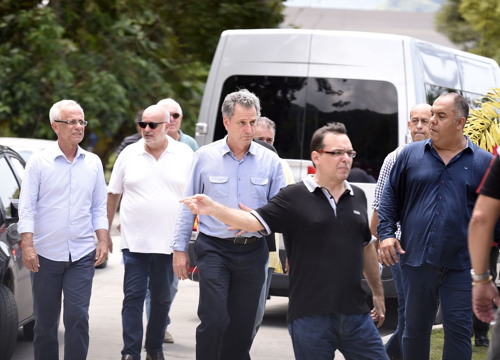 Presidente Rodolfo Landim se manifestou no Ninho do Urubu &mdash; Foto: Andr&eacute; Dur&atilde;o