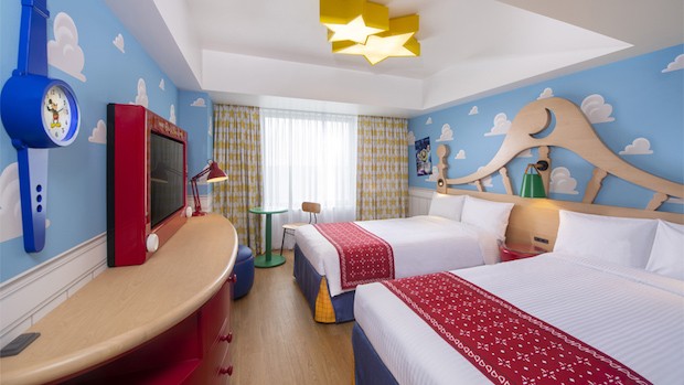 Os quartos do hotel tem uma decoração mais rústica inspirada no personagem Woody (Foto: Disney / Pixar / Divulgação)