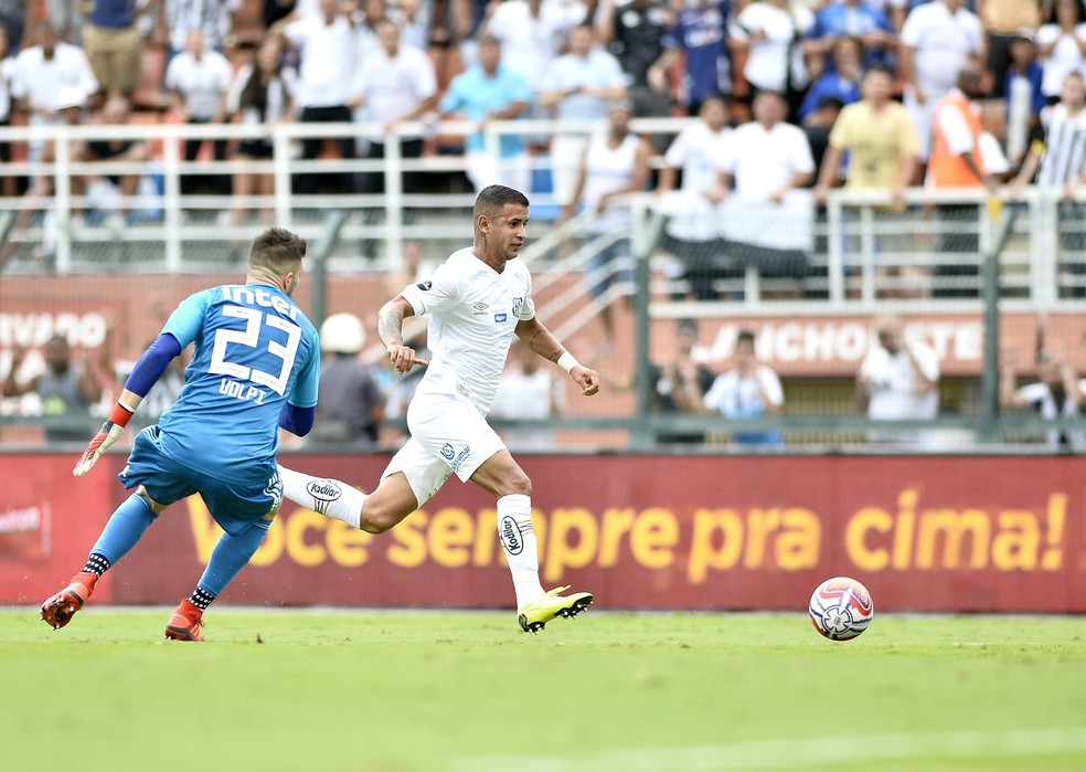 Derlis Gonzalez dribla Tiago Volpi no segundo gol do Santos — Foto: Marcos Ribolli