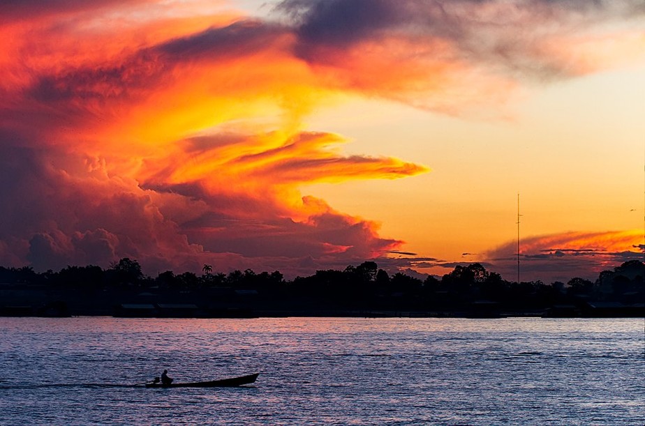 Registro de um pôr do sol na Amazônia colombiana, perto de Leticia