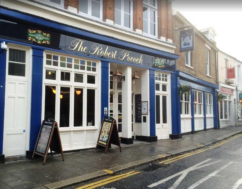 Bar proíbe que pais consumam mais de duas bebidas caso estejam acompanhados dos filhos (Foto: Google Street View)