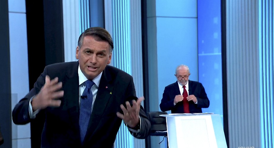 Bolsonaro e Lula durante o debate na Globo