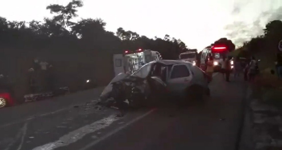 Acidente entre dois carros mata 4 pessoas na BR-367, sul da Bahia — Foto: Reprodução/Redes Sociais