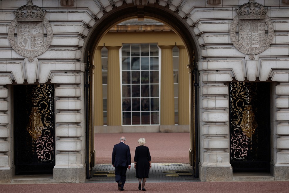 Rei Charles III e a rainha consorte Camilla passando pelos portões de Buckingham — Foto: John Sibley/REUTERS