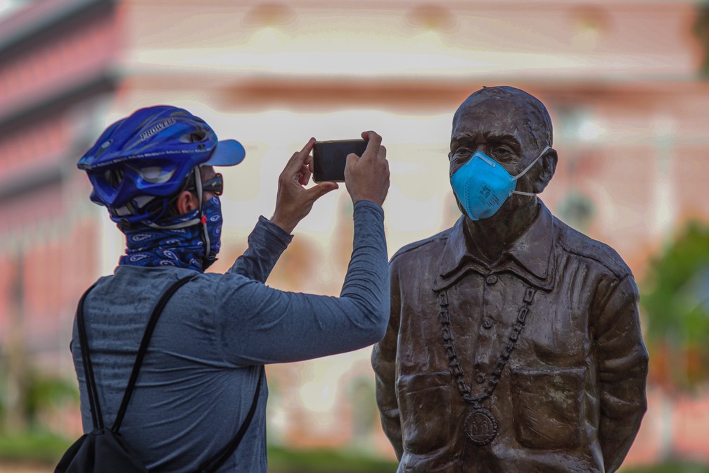 27 de abril - Estátuas são vistas com máscaras de proteção nas principais ruas do Recife, em Pernambuco. A campanha é uma ação da Secretaria de Turismo, Esportes e Lazer (Seturel) do Recife para conscientizar a população sobre a necessidade de usar máscaras como medida de proteção durante a pandemia do coronavírus — Foto: Rodrigo Baltar/Agência Pixel Press/Estadão Conteúdo