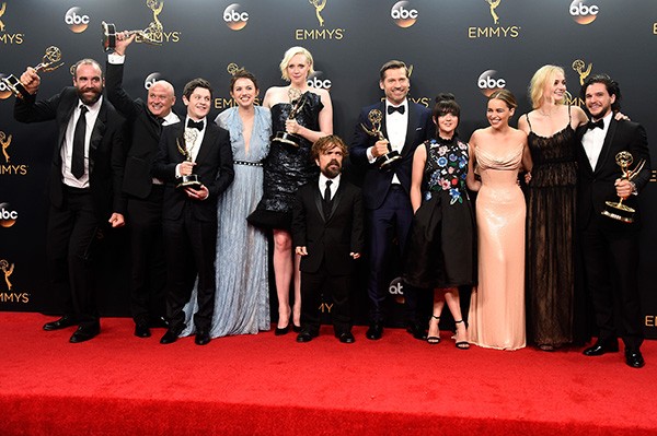 Elenco de 'Game of Thrones' após prêmio de Melhor Série Dramática no Emmy Awards (Foto: Getty Images)