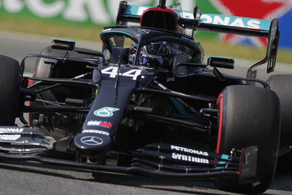 Lewis Hamilton acelera carro da Mercedes em Monza — Foto: Divulgação