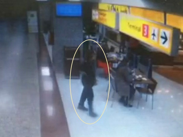 Nessa outra imagem, Eliza Cremasco aparece já sem as malas e a mochila, procurando por alguém ou alguma coisa (Foto: TV Globo/Reprodução)
