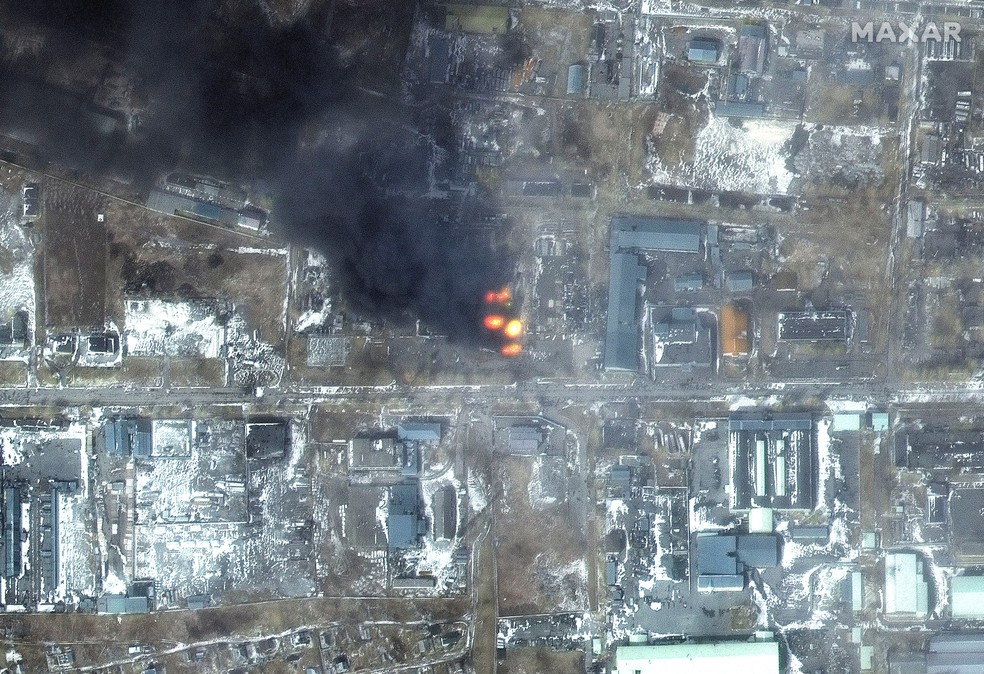 Imagens de satélite mostram incêndios e danos graves a edifícios residenciais em Mariupol em registro de 12 de março de 2022 — Foto: Satellite image ©2022 Maxar Technologies/Handout via REUTERS