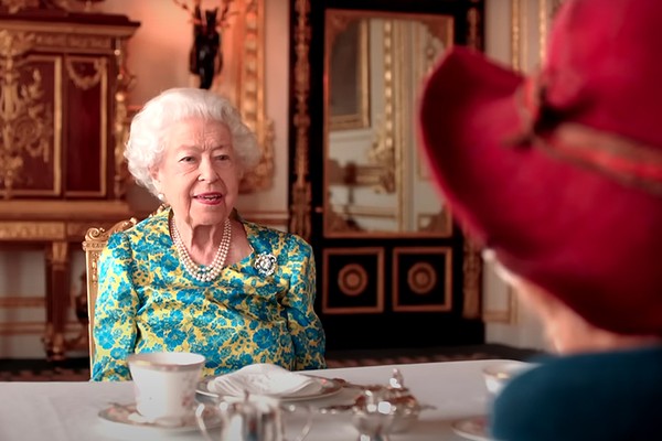 A rainha Elizabeth II com o urso Paddington em esquete especial do Jubileu de Platina (Foto: reprodução)