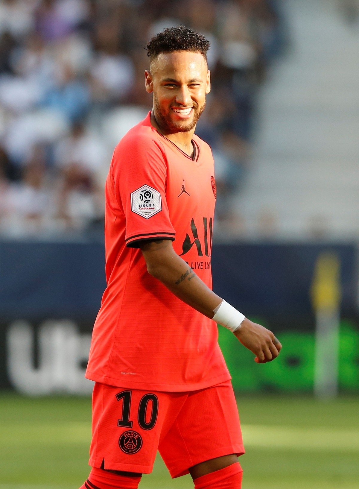 Resultado de imagem para Neymar vê melhora na relação com torcida do PSG e diz: "Vou dar minha vida dentro de campo"