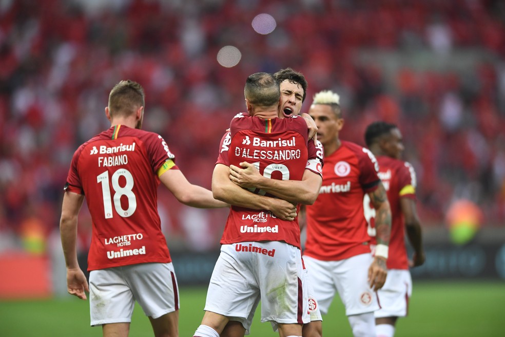D'Alessandro abraça capitão Rodrigo Dourado após gol — Foto: Ricardo Duarte / Internacional / Divulgação