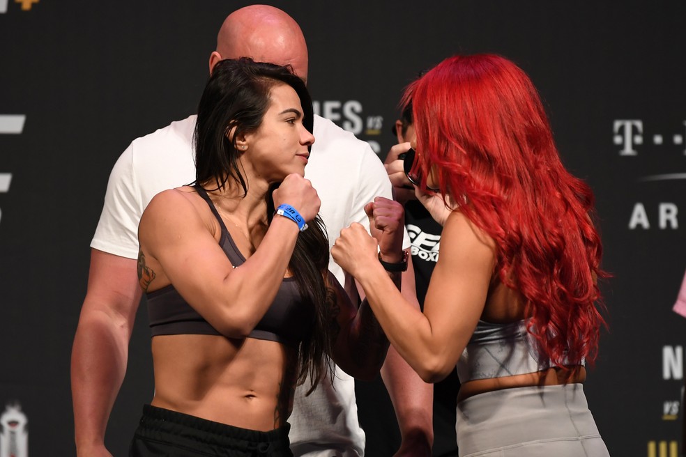 ClÃ¡udia Gadelha frente a frente com Randa Markos â?? Foto: Getty Images