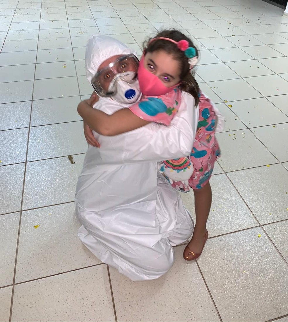 Meiry conseguiu, depois de meses, abraçar a neta Sofia — Foto: Arquivo pessoal