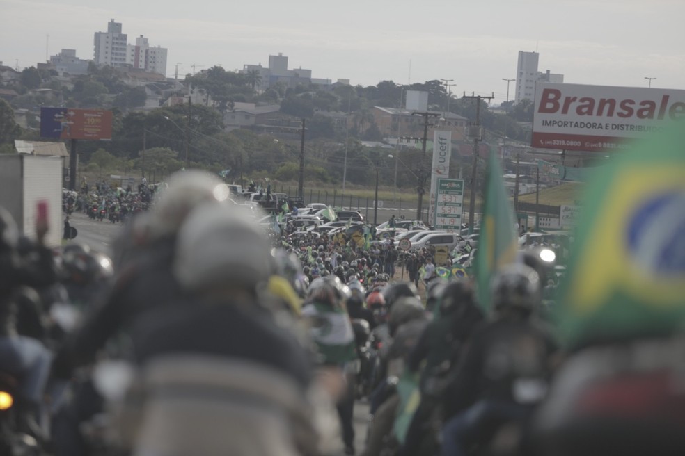 Passeio de motocicleta reúne apoiadores do presidente Jair Bolsonaro em Chapecó, no Oeste catarinense, neste sábado (26) — Foto: Sirli Freitas/Especial DC