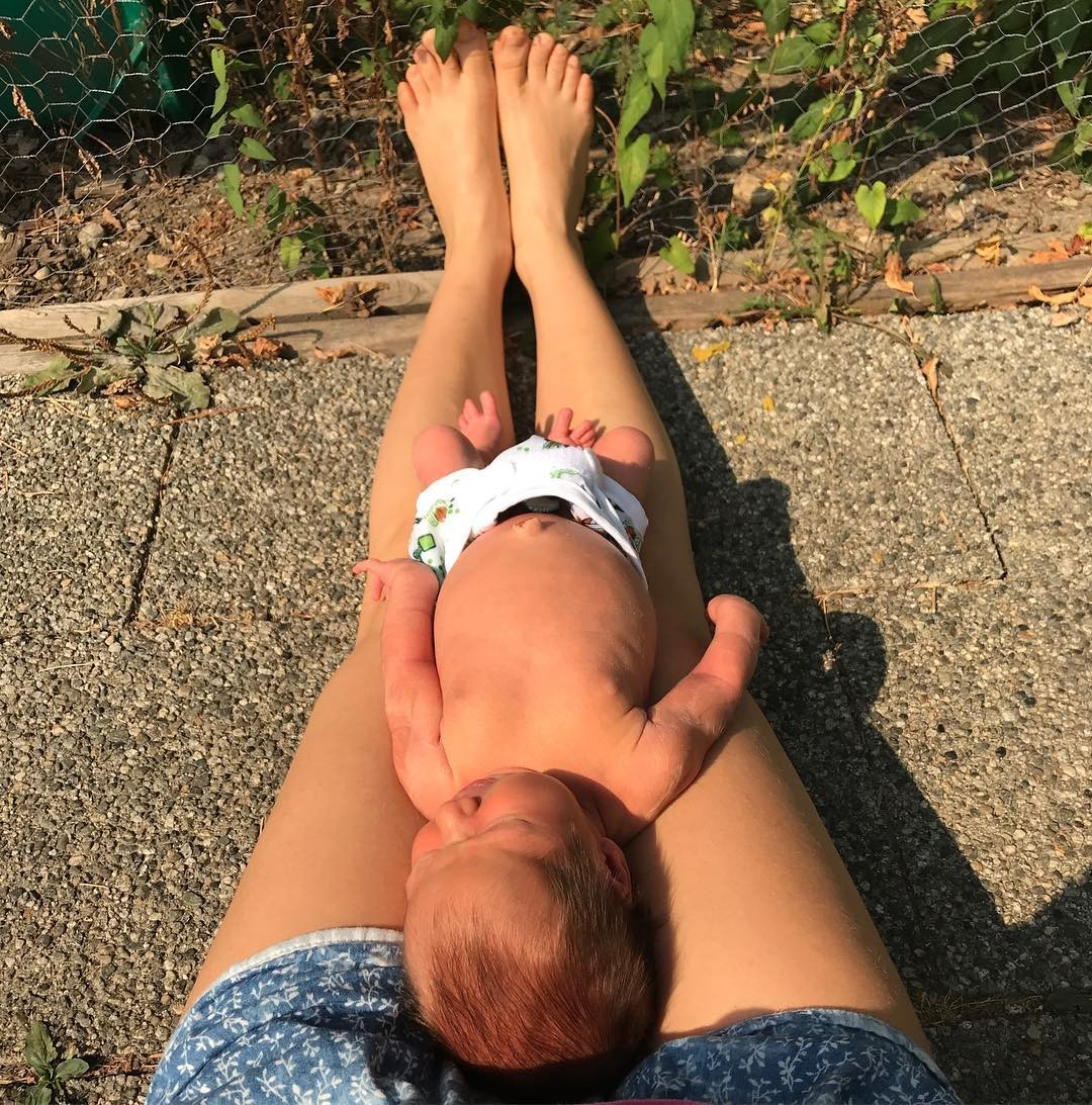 Laura Neiva mostra Teresa tomando  banho de sol (Foto: Reprodução/Instagram)