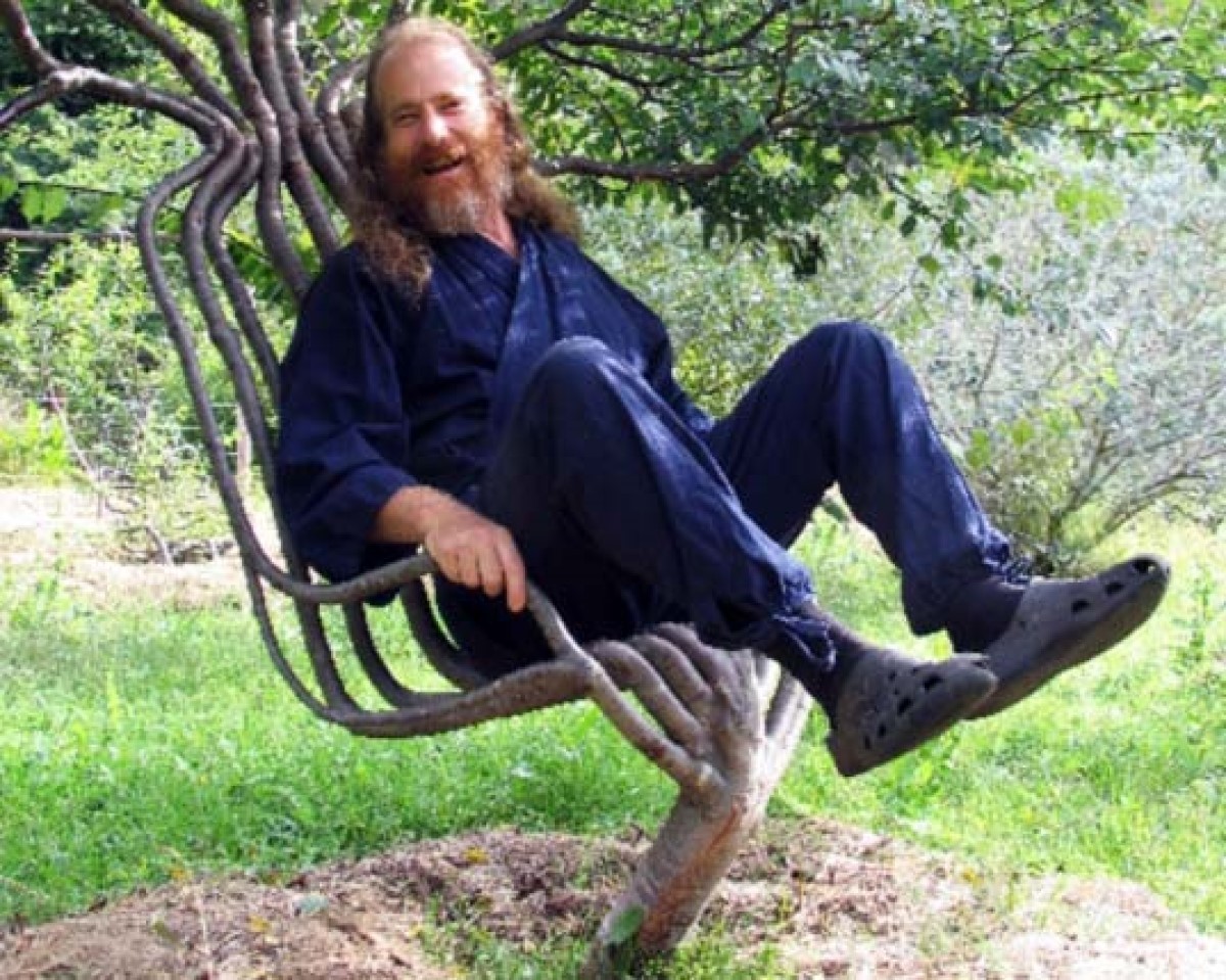 Homem leva mais de 10 anos para criar uma cadeira-árvore com técnicas de modelagem (Foto: Divulgação )