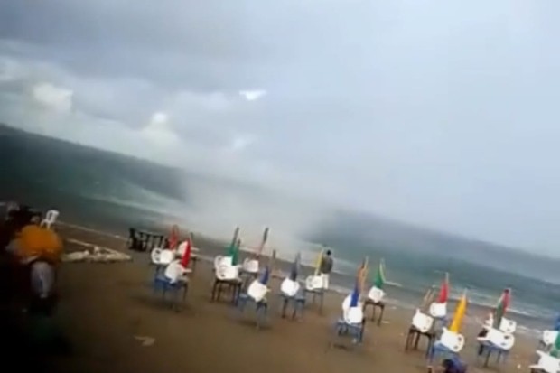 Tromba d'água marinha atinge praia em Veracruz, no México (Foto: Reprodução/Instagram)