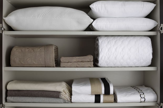 Aprenda como organizar itens de cama e banho no guarda-roupa (Foto: Julio Acevedo)