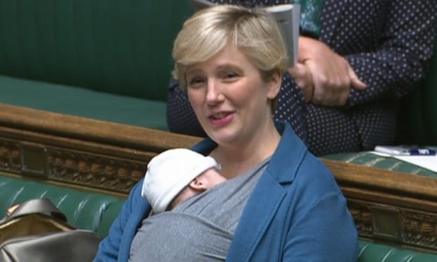 Stella Creasy senta-se com seu filho recém-nascido na Câmara dos Comuns em setembro (Foto:  Reprodução The Guardian/House of Commons/PA)