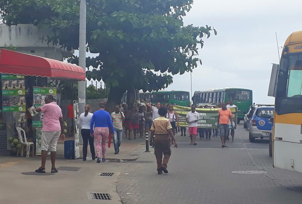 Manifestantes saíram do Farol da Barra e foram em caminhada até o Hospital Espanhol (Foto: Andréa Silva/TV Bahia)