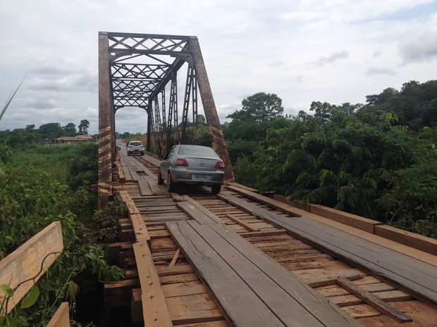 As condições da ponte do Ribeirão tem colocado em risco a vida de quem precisa atravessá-la.  (Foto: Júnior Freitas/G1)
