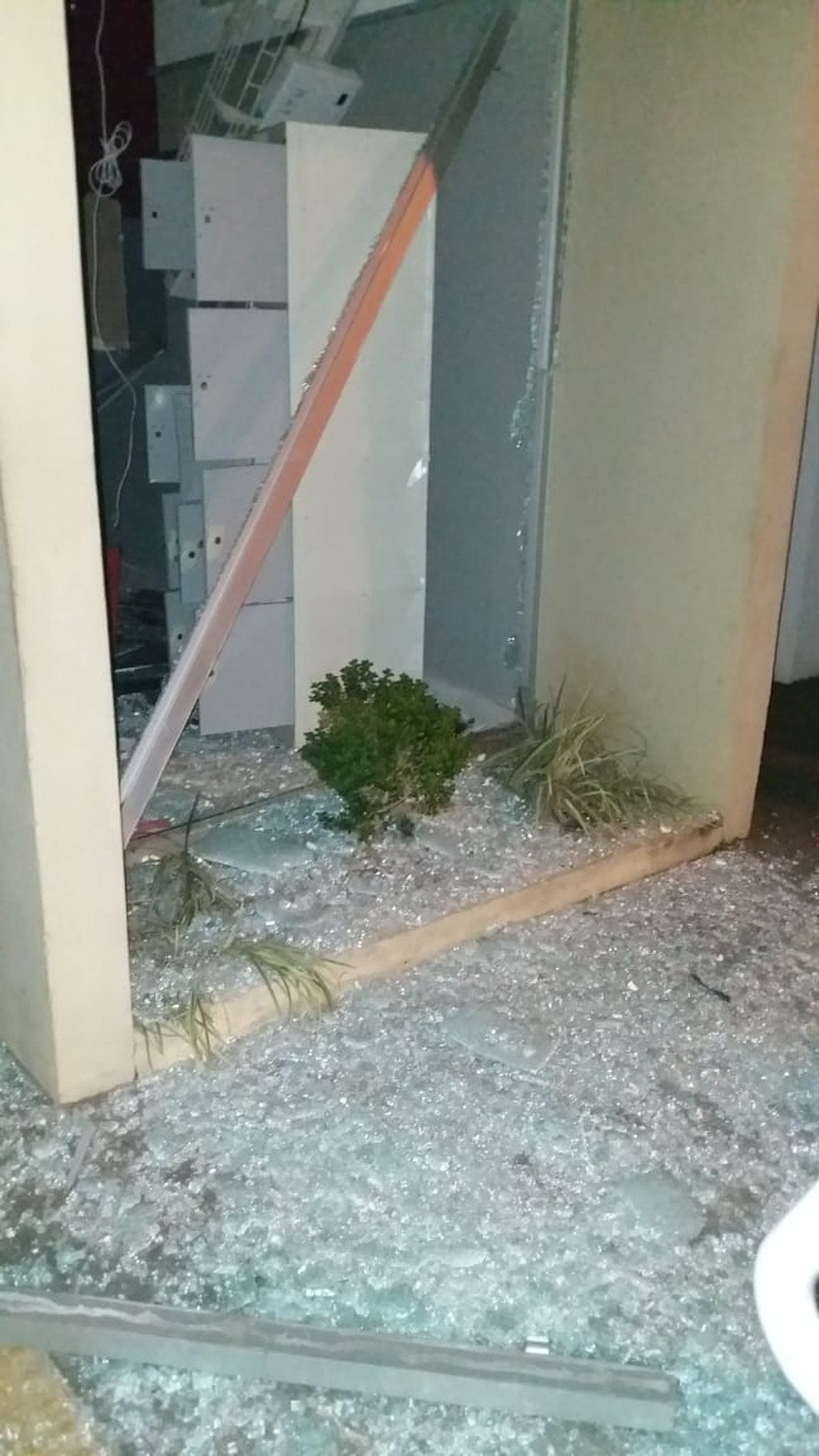 Suspeitos explodem caixas de auto atendimento em Santa Maria da Serra — Foto: Redes sociais/Reprodução