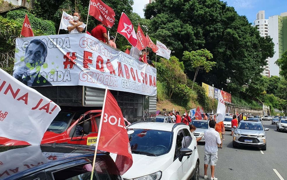 Carreata a favor da vacina e contra Bolsonaro é realizada neste sábado (23), em Salvador — Foto: Júlio César/TV Bahia