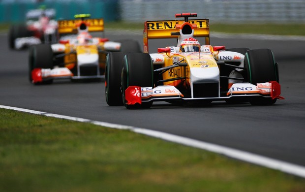 Alonso pouco antes de abandonar o GP da Hungria por causa da roda solta, em 2009 (Foto: Getty Images)