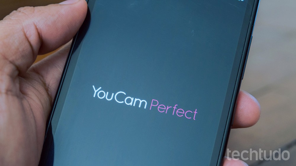 Tutorial mostra como usar o app YouCam Perfect para embelezar e editar fotos do celular (Foto: Marvin Costa/TechTudo)