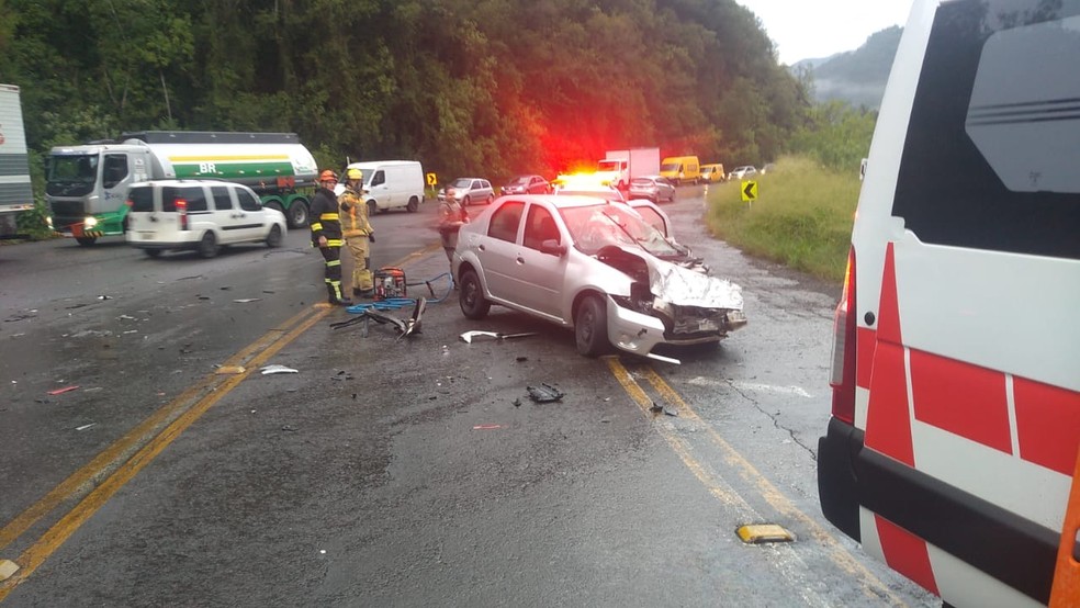 Carro ficou com a parte dianteira danificada no acidente  — Foto: CRBM/Divulgação