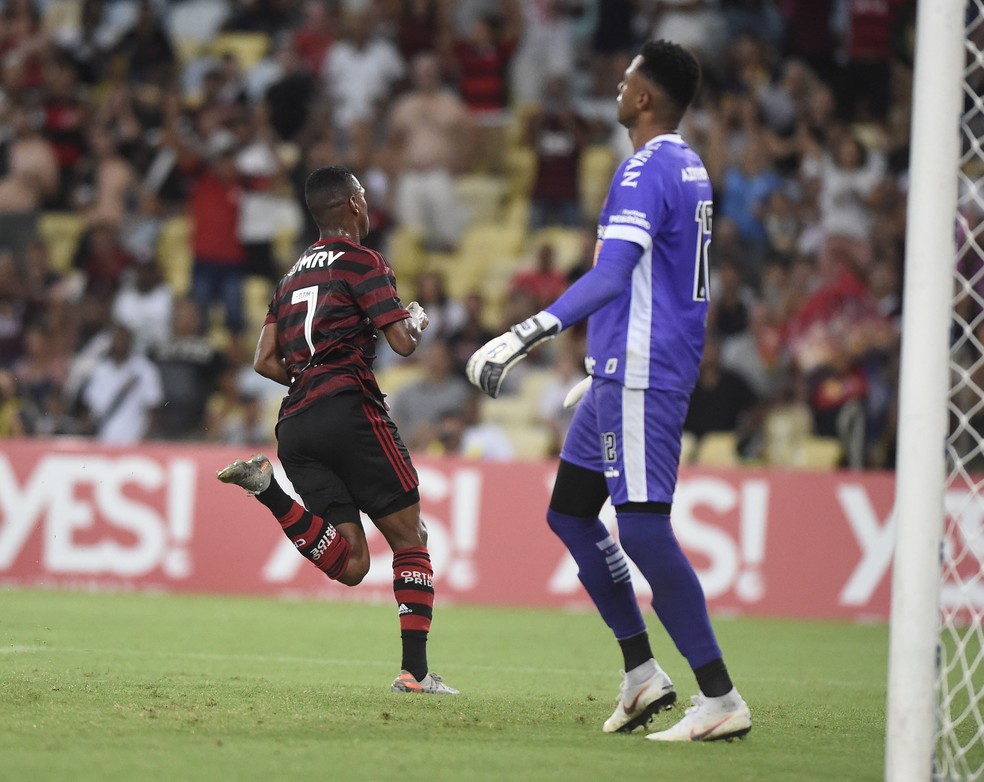 Lucas Silva, do Flamengo, comemora gol contra o Vasco &mdash; Foto: Andr&eacute; Dur&atilde;o