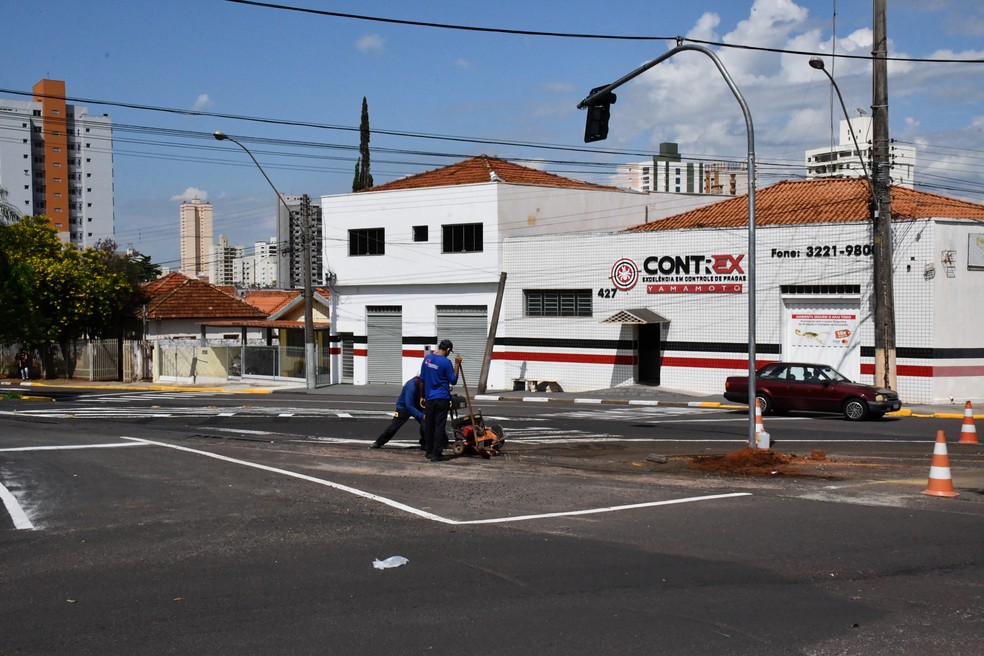 Semob instalou semáforos em rotatória entre o Centro Cultural Matarazzo e o IBC, em Presidente Prudente (SP) — Foto: Mariana Padovan/Secom