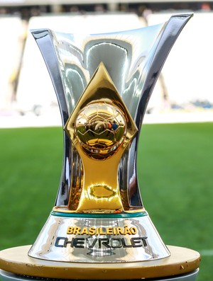 Taça do Campeonato Brasileiro é exposta antes de Corinthians x Grêmio (Foto: Ag. Estado)