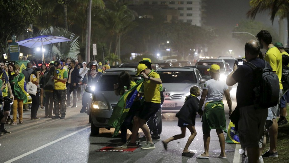 Apoiadores de Bolsonaro se reuniram em frente ao condomínio Vivendas da Barra