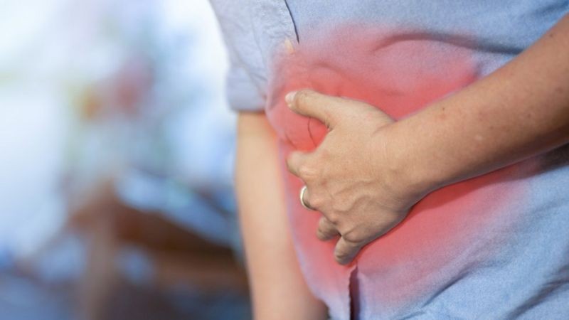 Dor de barriga e inchaço podem ser sintomas de câncer de cólon (Foto: Getty Images via BBC News)