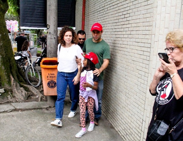 Leandra Leal com a filha e o namorado (Foto: JC PEREIRA/ AGNEWS)
