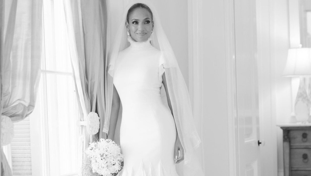 Jennifer Lopez usou vestido de alta-costura Ralph Lauren em cerimônia casamento (Foto:  Vogue Magazine John Russo)