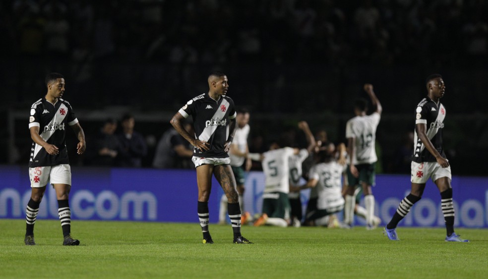 Jogadores do Vasco abatidos após gol do Goiás — Foto: Alexandre Cassiano