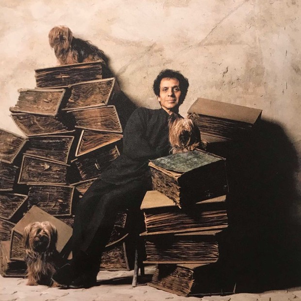 Azzedine Alaïa photographed by Lord Snowdon in 1990. This image was used for the invitation to the exhibition opening, "Azzedine Alaïa: 'Je suis couturier'" (Foto: LORD SNOWDON)